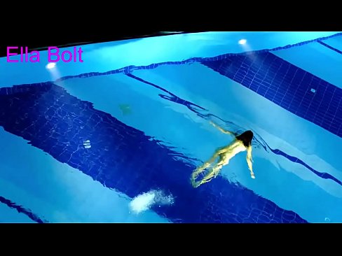 ❤️ Handikwanise kumira kuona, mudiki blonde akabatwa achishambira asina kupfeka muELLA BOLT resort pool Zvinonyadzisira vk ️❤